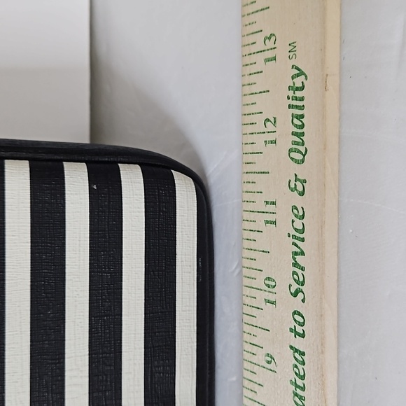 Kate Spade  New York  padded Laptop/ Tablet Case Black and White  Strip  Pre- - Picture 4 of 6